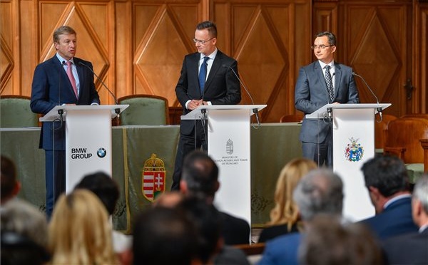 Aláírták a BMW debreceni beruházását támogató megállapodást Debrecenben