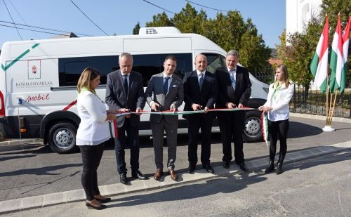 Kormányablak buszt adtak át Veszprém megyében