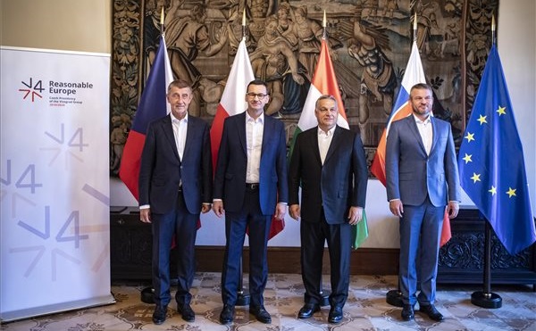 Orbán Viktor kormányfői V4-csúcson vesz részt Prágában