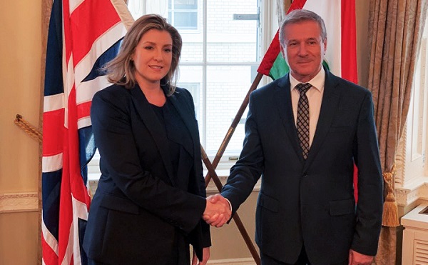 Együttműködési szándéknyilatkozatot írt alá Londonban a honvédelmi miniszter