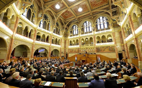 A magyar családok védelmét és Magyarország biztonságát szolgáló javaslatokat fogadott el a parlament