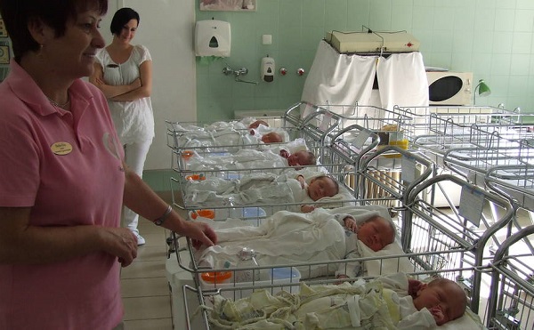53 állami kórház szülészetét fejlesztik