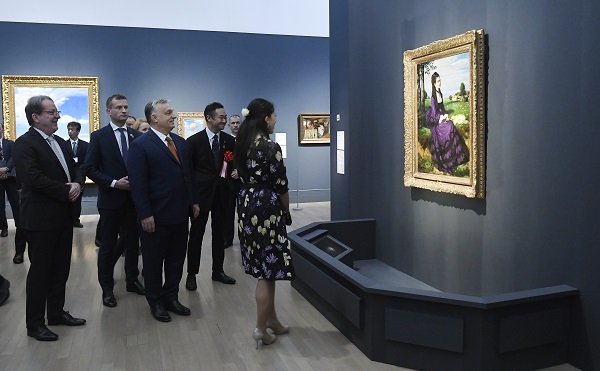 Magyar művekből rendezett kiállítást nyitott meg a miniszterelnök Japánban