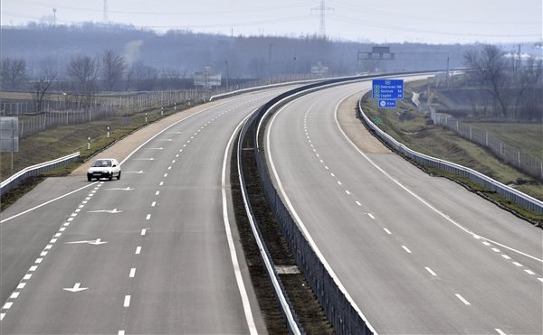 Átadták az M4-es autóút Üllő és Albertirsa közötti 30 kilométeres szakaszát