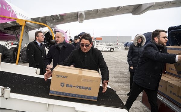 Megérkezett az első, orvosi eszközöket szállító gép Kínából