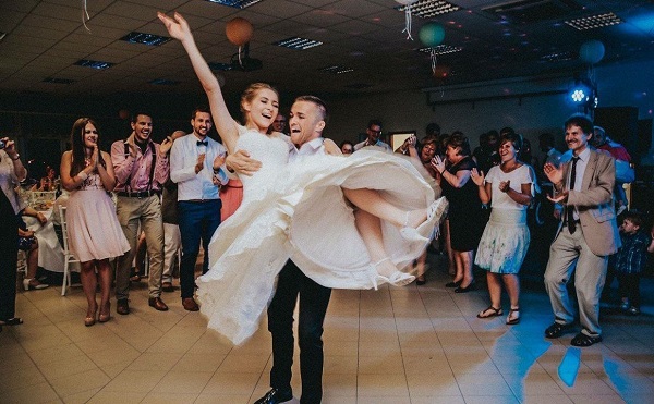 Már Budapesten is tartható házasságkötés után családi rendezvény