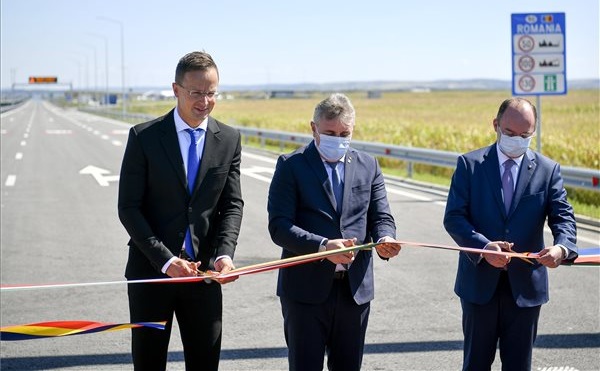 Magyarország és Románia közötti autópálya-határátkelőhelyet adtak át