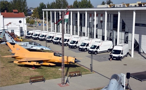 Tíz új kormányablakbuszt adtak át