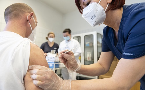 Megkezdték a vakcinák beadását Magyarországon