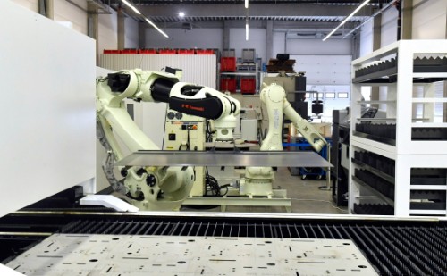 Robotokkal dolgoznak egy esztergomi üzemcsarnokban