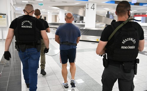 Külföldről hozták haza egy rablás sorozat gyanúsítottját