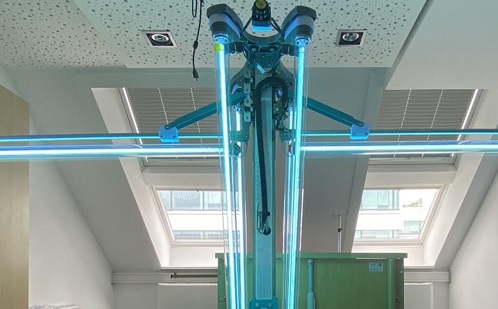 Bemutatkozott a hazai fejlesztésű UV-C fertőtlenítő robot