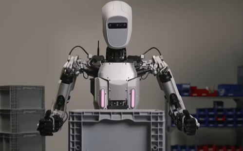Humanoid robotokat kezdett tesztelni a kecskeméti Mercedes