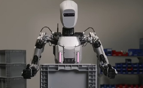 Humanoid robotokat kezdett tesztelni a kecskeméti Mercedes
