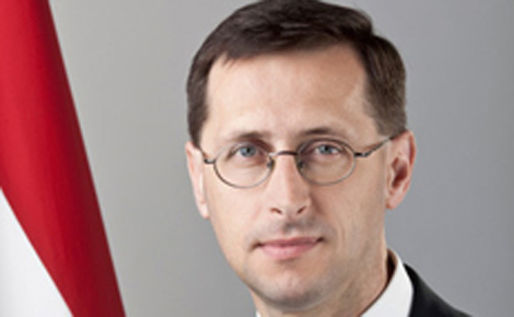Varga Mihály az Emírségek gazdasági miniszterével tárgyalt