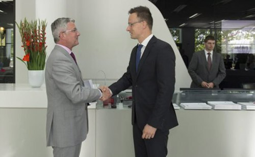 Ingolstadtban tárgyalt Szjjártó Péter az Audi vezetésével